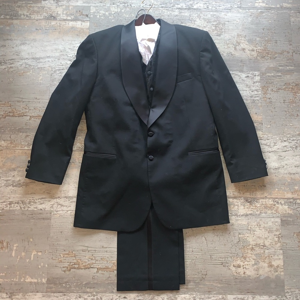 MEN’S TUXEDO SET (LARGE)